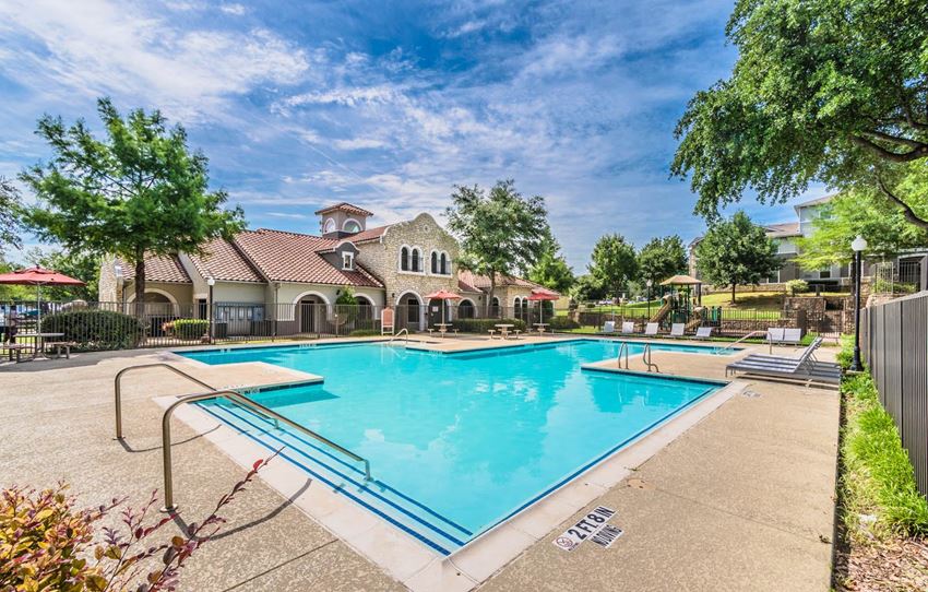 Signature At Southern Oaks Apartments, 3303 Southern Oaks Blvd, Dallas